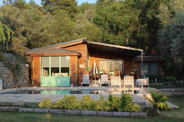 Location de vacances pour 4 personnes, avec terrasse ainsi que piscine et vue, animaux acceptés à Fethiye (Muğla)