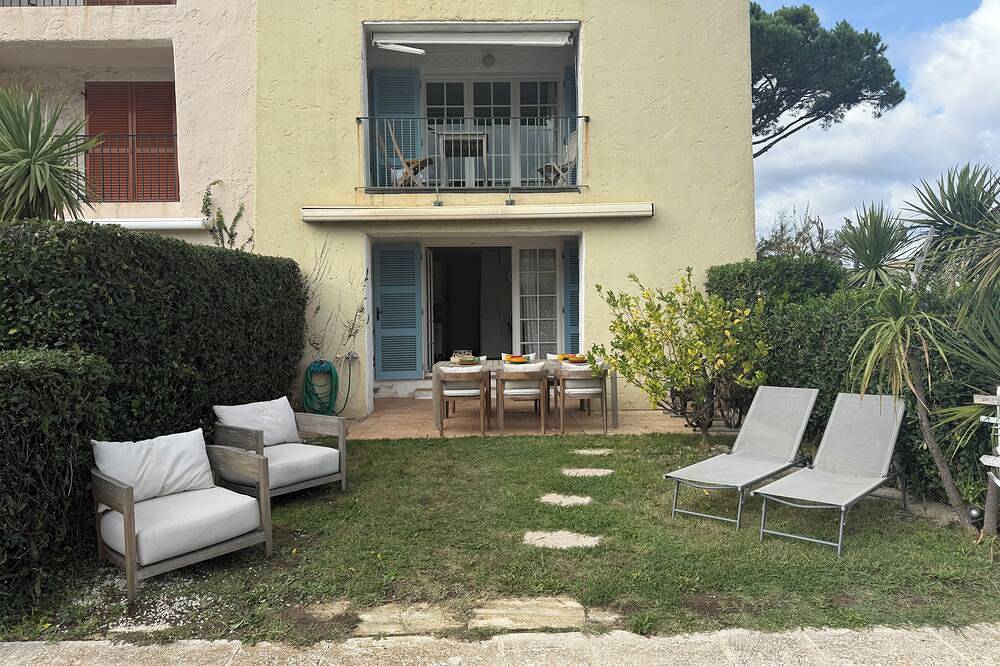 Gelijkvloersappartement, topligging te Port Grimaud Ruime tuin en aanmeerplaats. in Port Grimaud, Grimaud