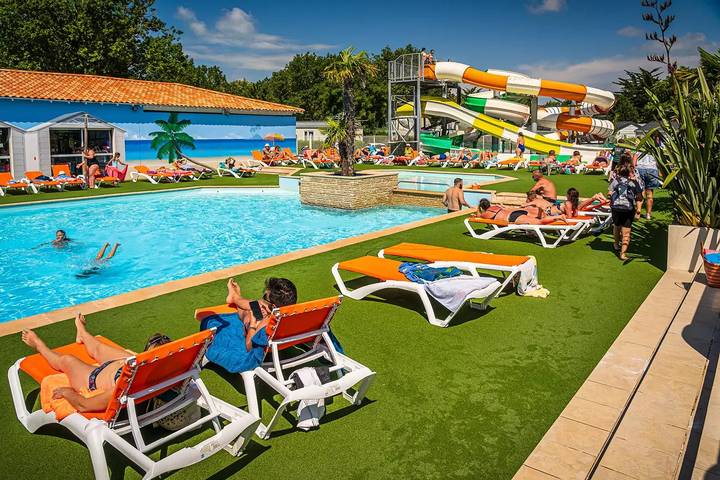 Camping pour 4 personnes, avec terrasse et piscine sur l' Île d'Oléron - 2