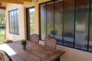 Maison de vacances pour 2 personnes, avec terrasse ainsi que jardin et piscine en Dordogne