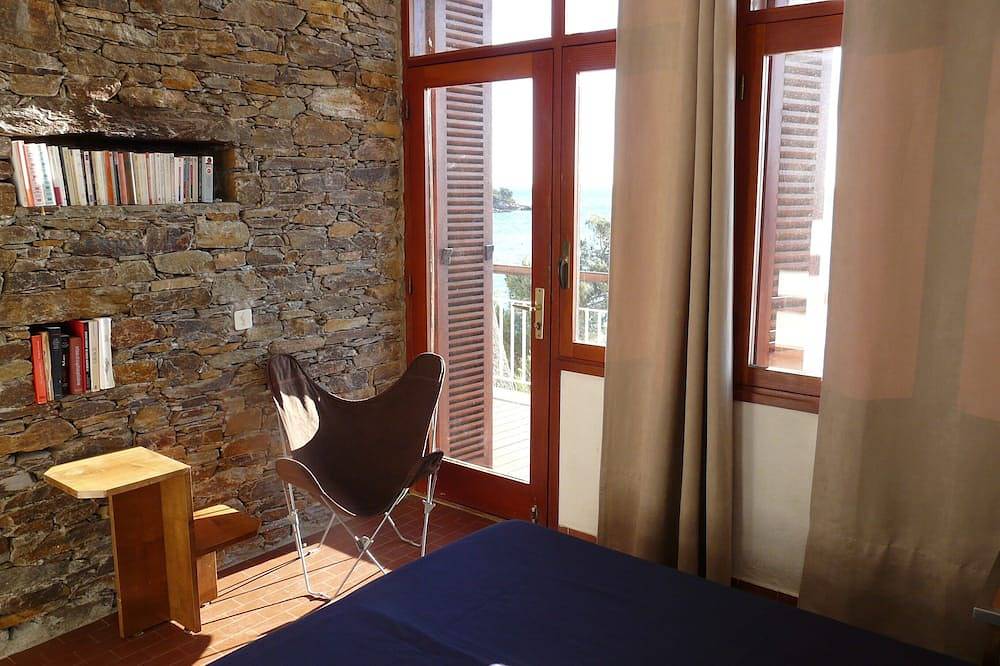 Villa d'architecte Les Pieds Dans L'Eau équipée pour 7 personnes au Lavandou in Le Lavandou, Provence