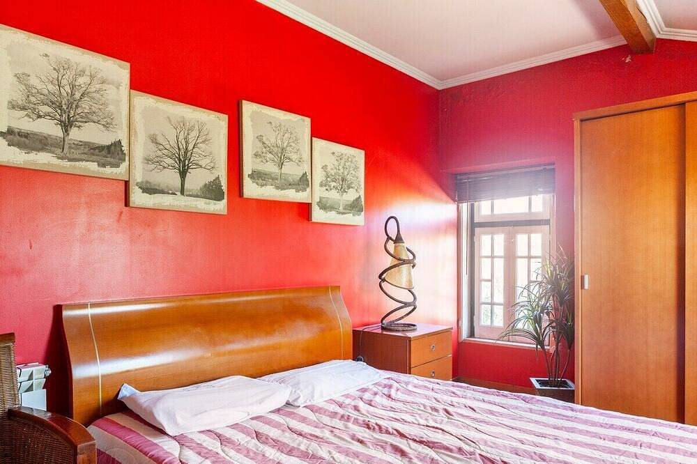 B&B Red Room Modern Style in Torres Vedras, Lisbon District