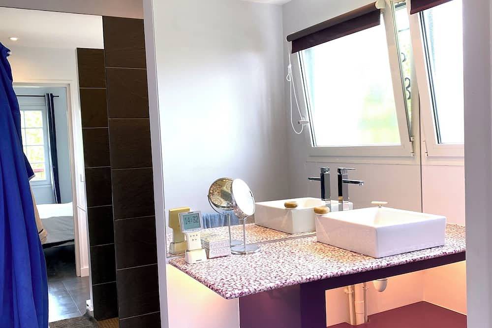 Maison Basque Familiale et Piscine Chauffée 9pers in Bassussarry, Bayonne region