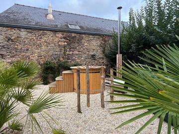 Gîte pour 2 personnes, avec terrasse ainsi que jardin et jacuzzi à Lohéac