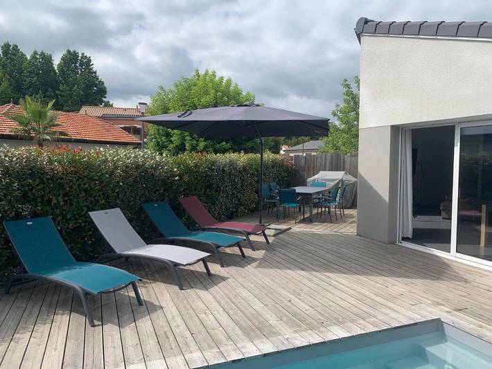 Location de vacances pour 6 personnes, avec Terrasse ainsi que Jardin et Piscine à Saint-Jean-d'Illac