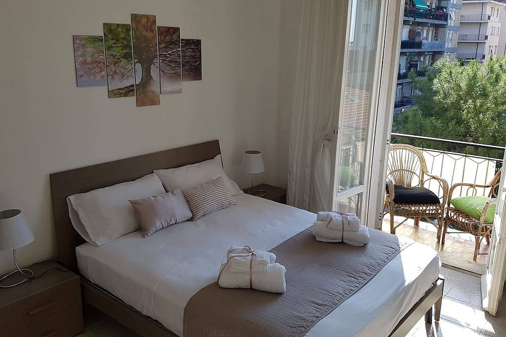 Entire apartment, Apartment 'Il Nido Di Pikki' with Sea View, Balcony and Wi-Fi in Falconara Marittima, Adriatic Coast Marken