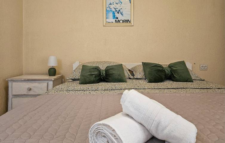 Gemütliches Apartment mit Terrasse, 100 m von der Küste entfernt in Zaboric in Žaborić, Šibenik-Knin