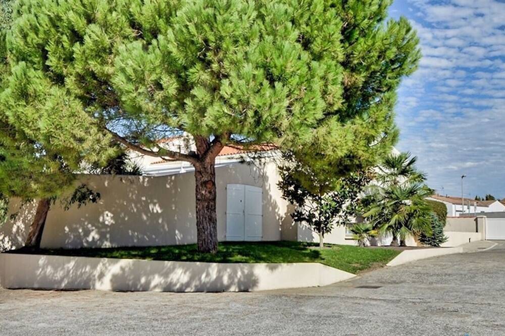Family home with heated pool and garden in Puilboreau, Région de La Rochelle