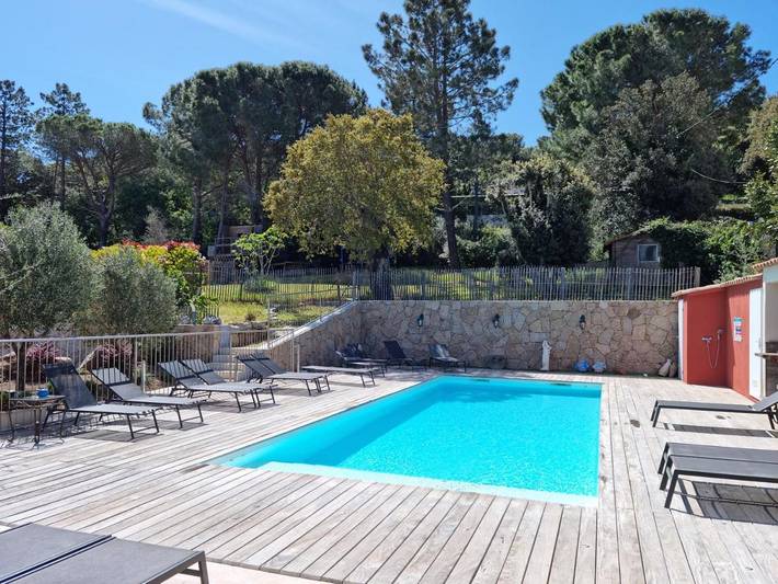 Hôtel pour 2 personnes, avec Terrasse ainsi que Jardin et Piscine