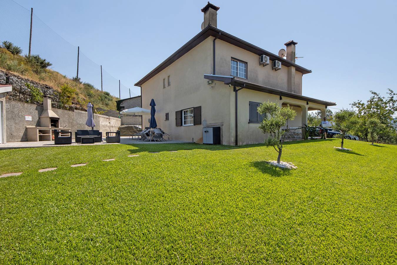 Vakantiehuis 'Martins House T4' met Uitzicht op de Bergen, Wi-Fi en Airconditioning in Aveiro District
