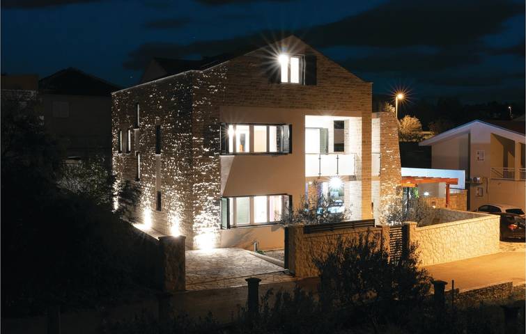 Gemütliche Ferienwohnung mit Meerblick, Terrasse und WLAN, 1,5 km von der Küste entfernt in Novigradsko More, Zadar