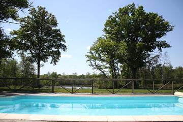 Gîte pour 12 personnes, avec piscine et terrasse ainsi que jardin et vue sur le lac à Souesmes