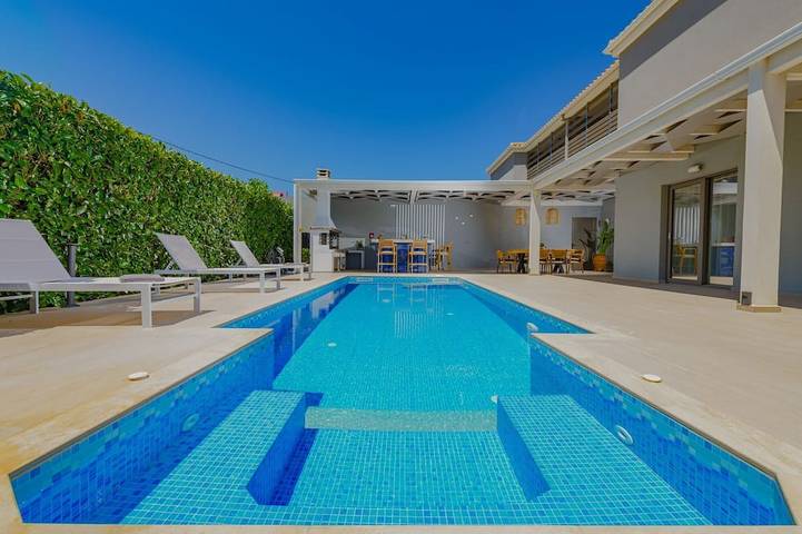 Villa for 6 people, with hot tub and garden in Planos