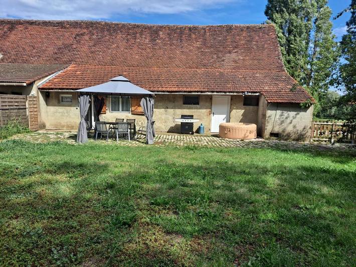 Gîte pour 5 personnes, avec jacuzzi ainsi que piscine et jardin, animaux acceptés à Montagny-près-Louhans