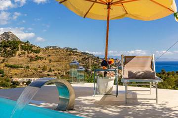 Ferienwohnung für 5 Personen, mit Terrasse und Pool sowie Garten, mit Haustier in Giardini-Naxos