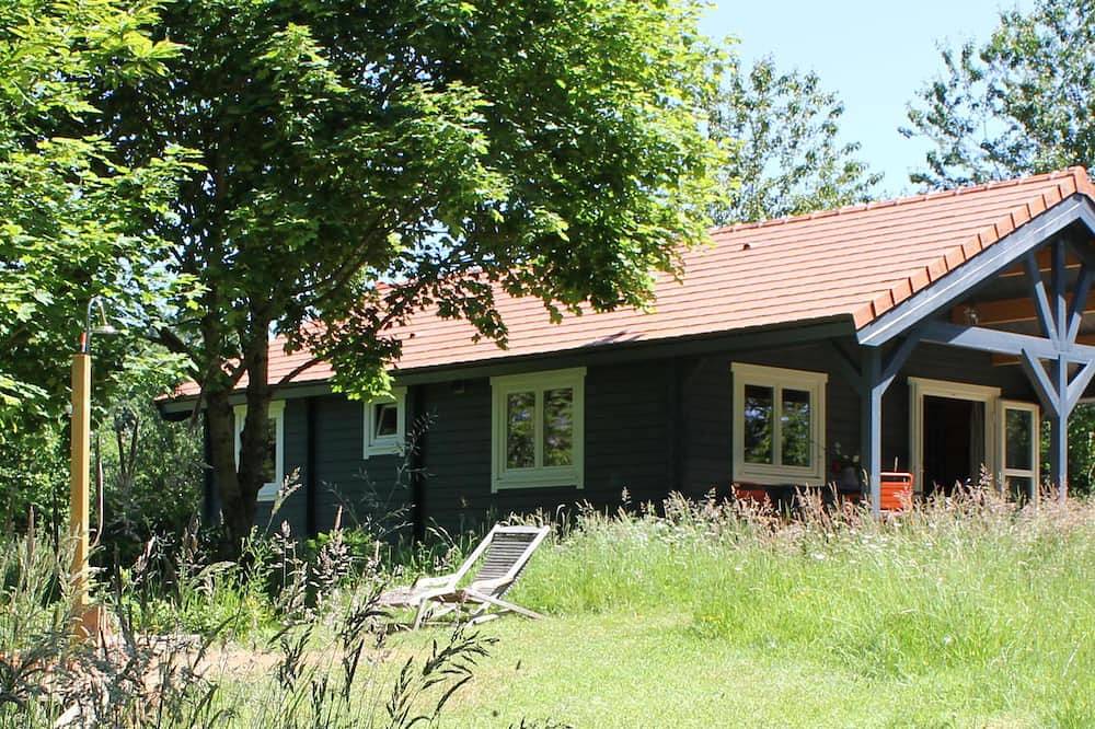 This chalet with swimming pool is located in the north of the Dordogne in a quie in Jumilhac-le-Grand, Parc naturel régional Périgord-Limousin