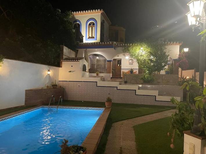 Casa para 4 personas, con balcón y vistas además de piscina y jardín en Almuñecar