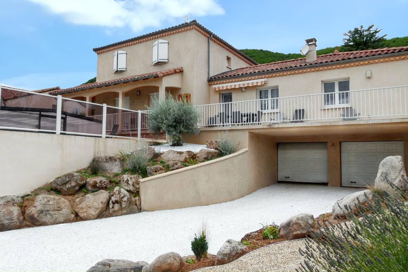 Casa cómoda con vistas a la montaña en Nant, piscina compartida in Nant, Parc naturel régional des Grands Causses