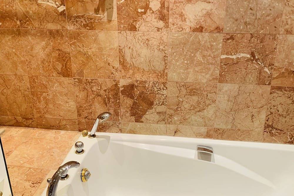 Ganze Wohnung, Amazing spacious appartement front of the beach. in Golfe-Juan, Vallauris