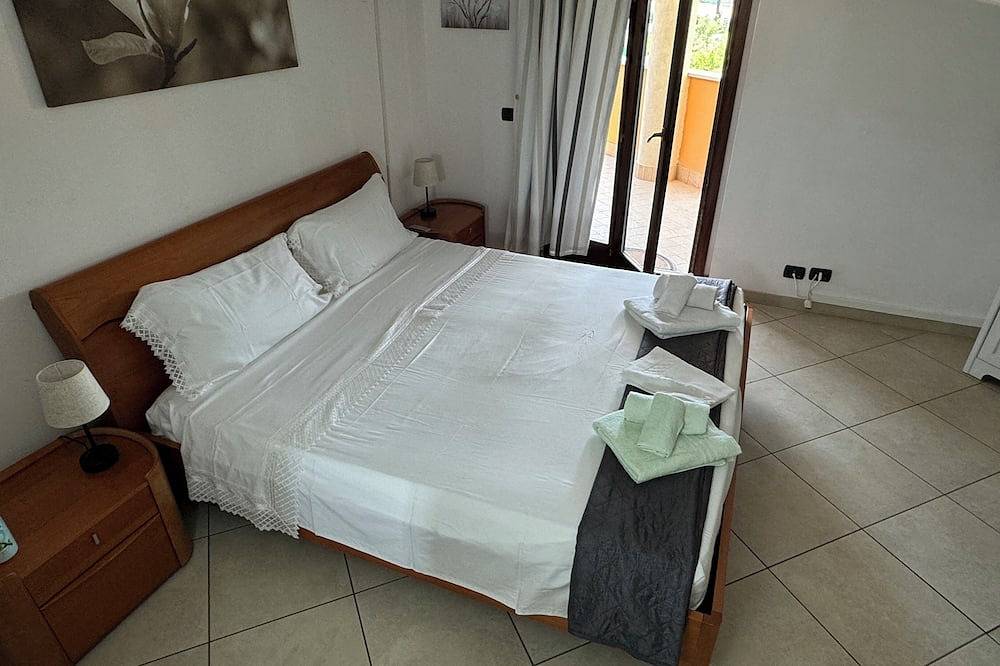 Entire apartment, Evaguesthouse, familyfriendly bilevel with a large terrace, 10 minutes from Rome in Marino, Parco Regionale dei Castelli Romani