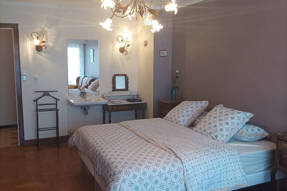 Entire apartment, Apartment 'Détente' with Balcony and Wi-Fi in Chamole, Jura