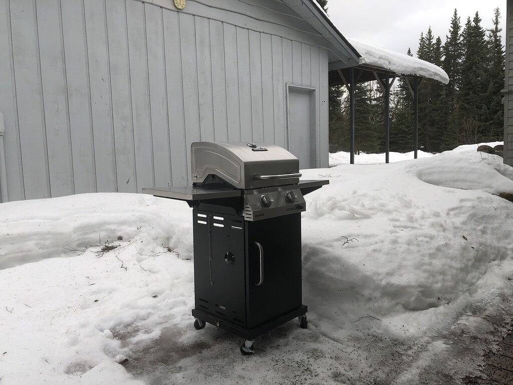 Cozy Caribou Corner in peaceful wooded area, close to airport, trails, Sleeps 7! in Anchorage, Alaska