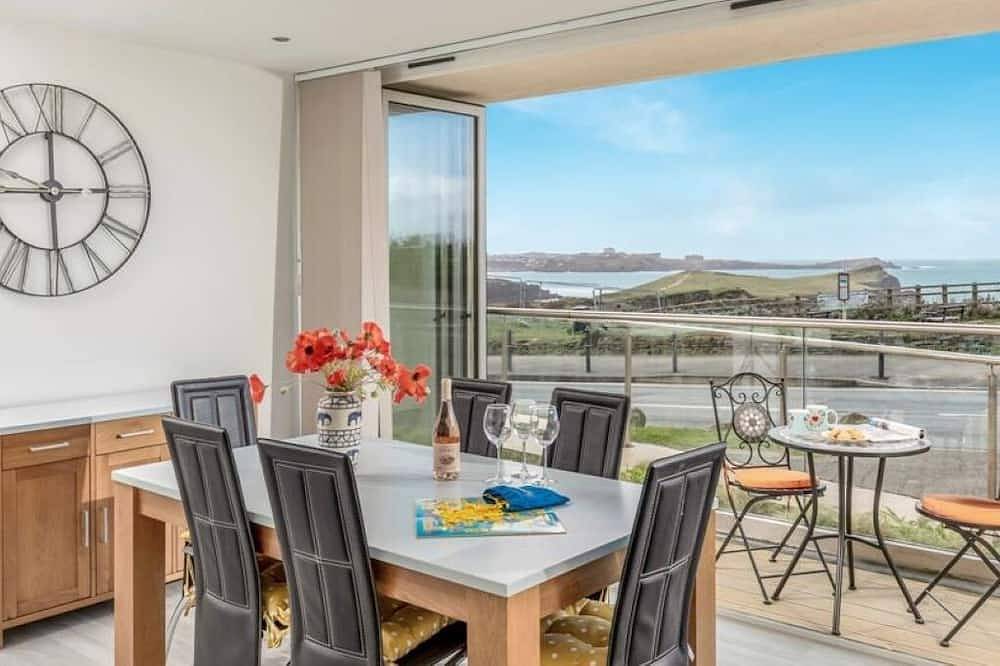 Appartement entier, Apartment Sleeps 4 stunning views/sunsets overlooking Whipsiderry Beach/ Newquay in Newquay, Cornouailles