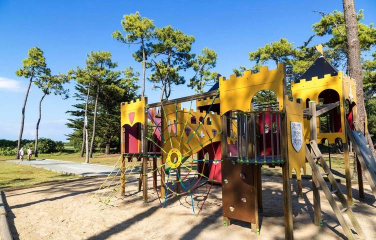 Camping pour 4 personnes, avec terrasse, animaux acceptés à Le Bois-Plage-en-Ré - 3