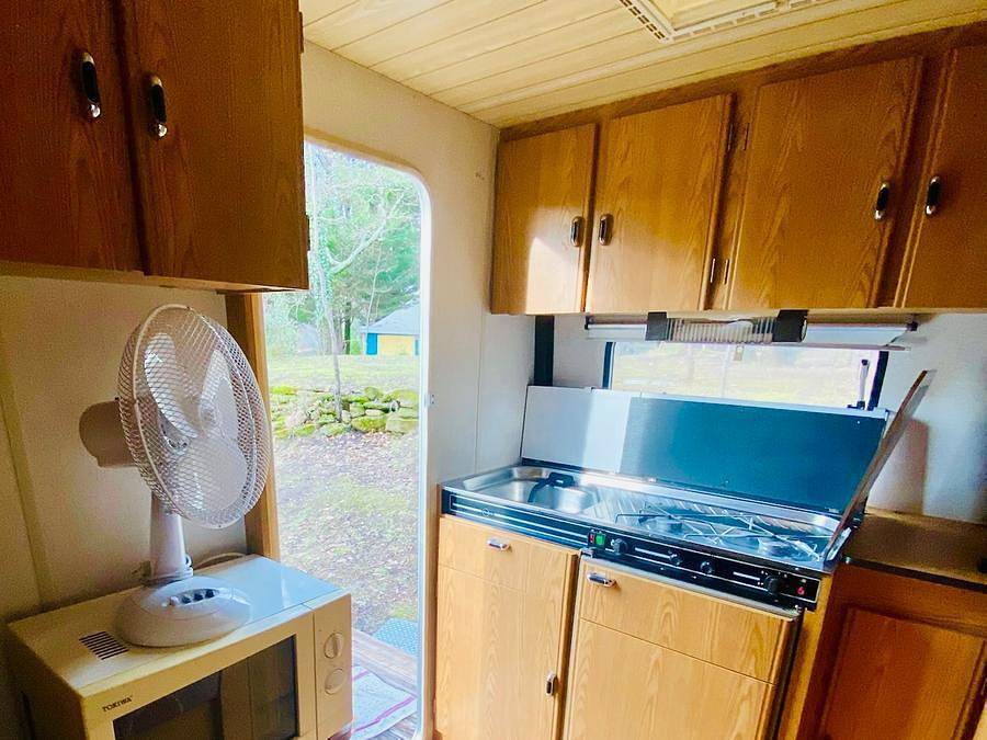 Flower Camping la Pibola - Caravane 2 personnes - Locaravane 10m² + Terrasse 9m² in Camon, Ariège