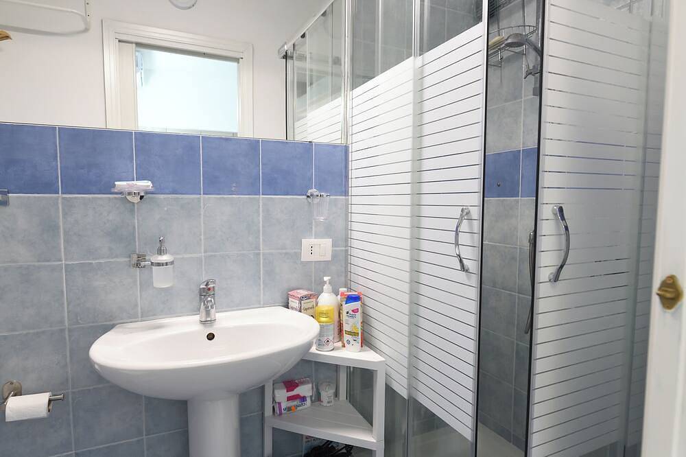 Ganze Wohnung, Apartment for 8 persons 3 Bedrooms, 2 Bathrooms Kitchen + Lavastaviglia in Terrasini, Palermo Provinz