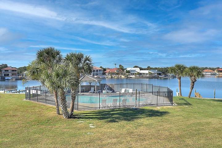 Vacation rental for 7 people, with pool and balcony as well as yard in Rockport (Texas)