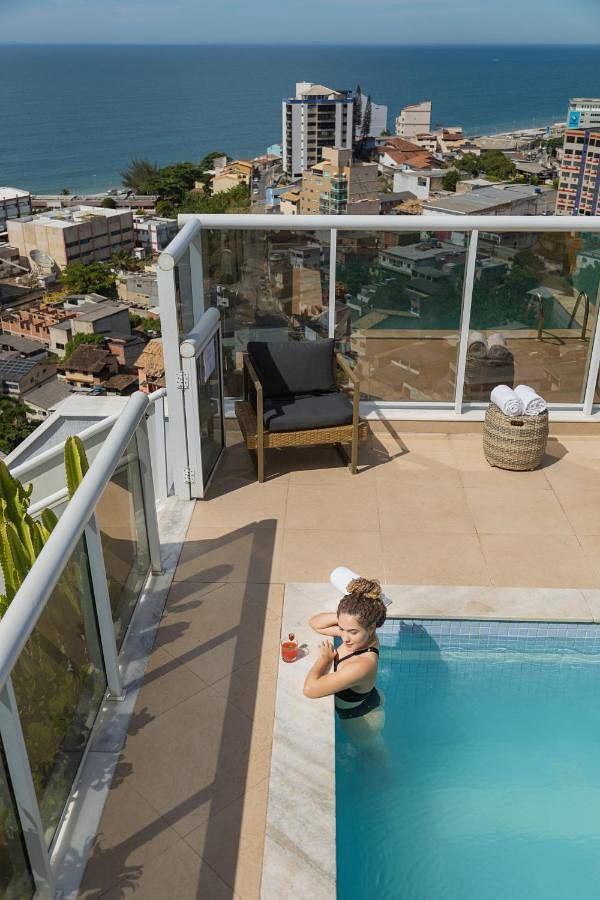 Pousadas para 3 pessoas, com terraço e piscina e ainda sauna em Macaé