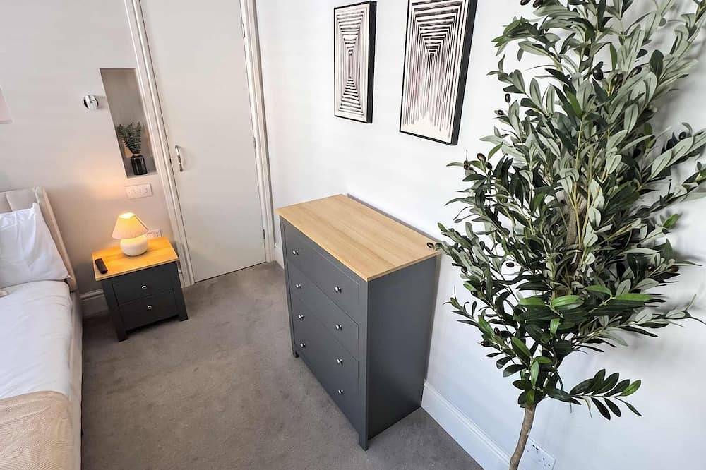 Bright 2-Bed Garden Flat, Central Guildford in Guildford, Surrey