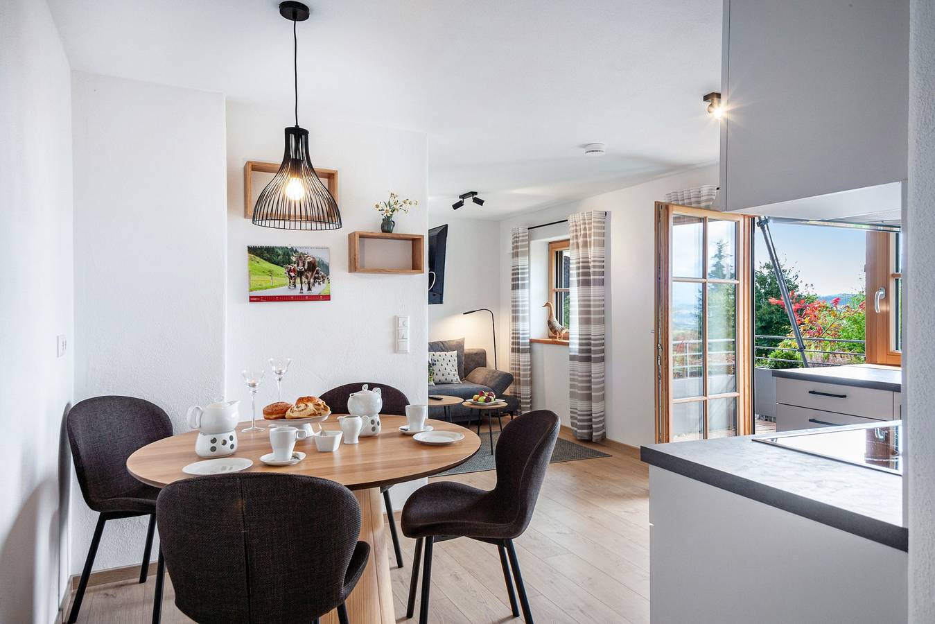 Ganze Wohnung, Ferienwohnung 'Sonnenblick' mit Berg-/Gartenblick, privater Terrasse und Gemeinschaftsgarten in Dietmannsried, Bayerisch Schwaben