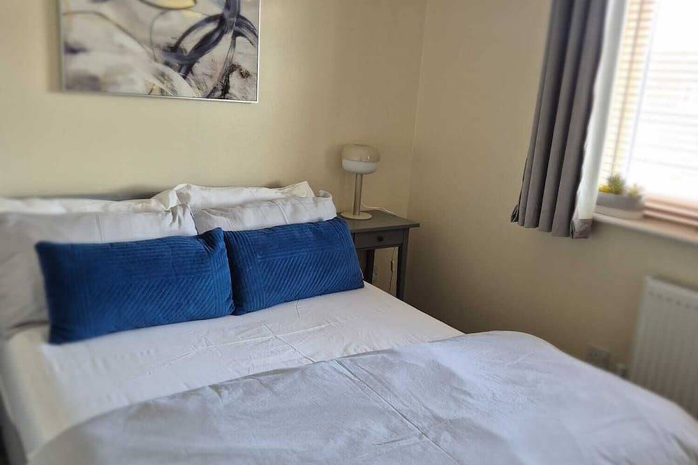 Cosy 2 Bedroom House Stevenage Old town Close to Train Station Sleeps 4-6 in Stevenage, Hertfordshire