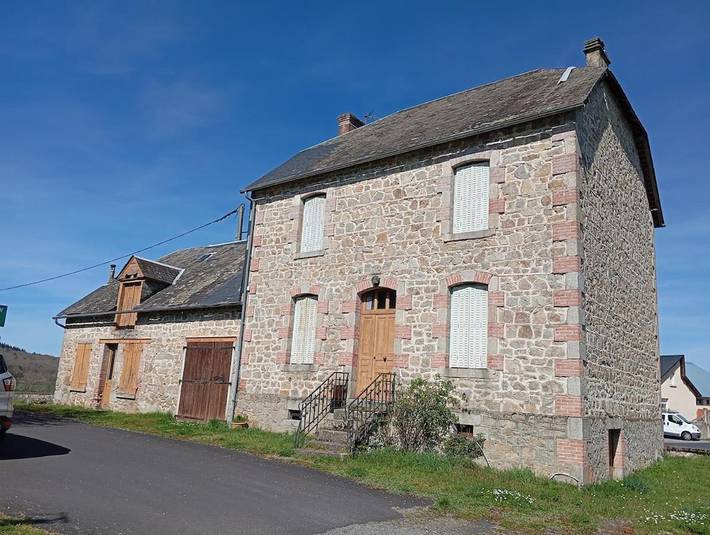 Location de vacances pour 4 personnes, avec terrasse et jardin dans Maussac