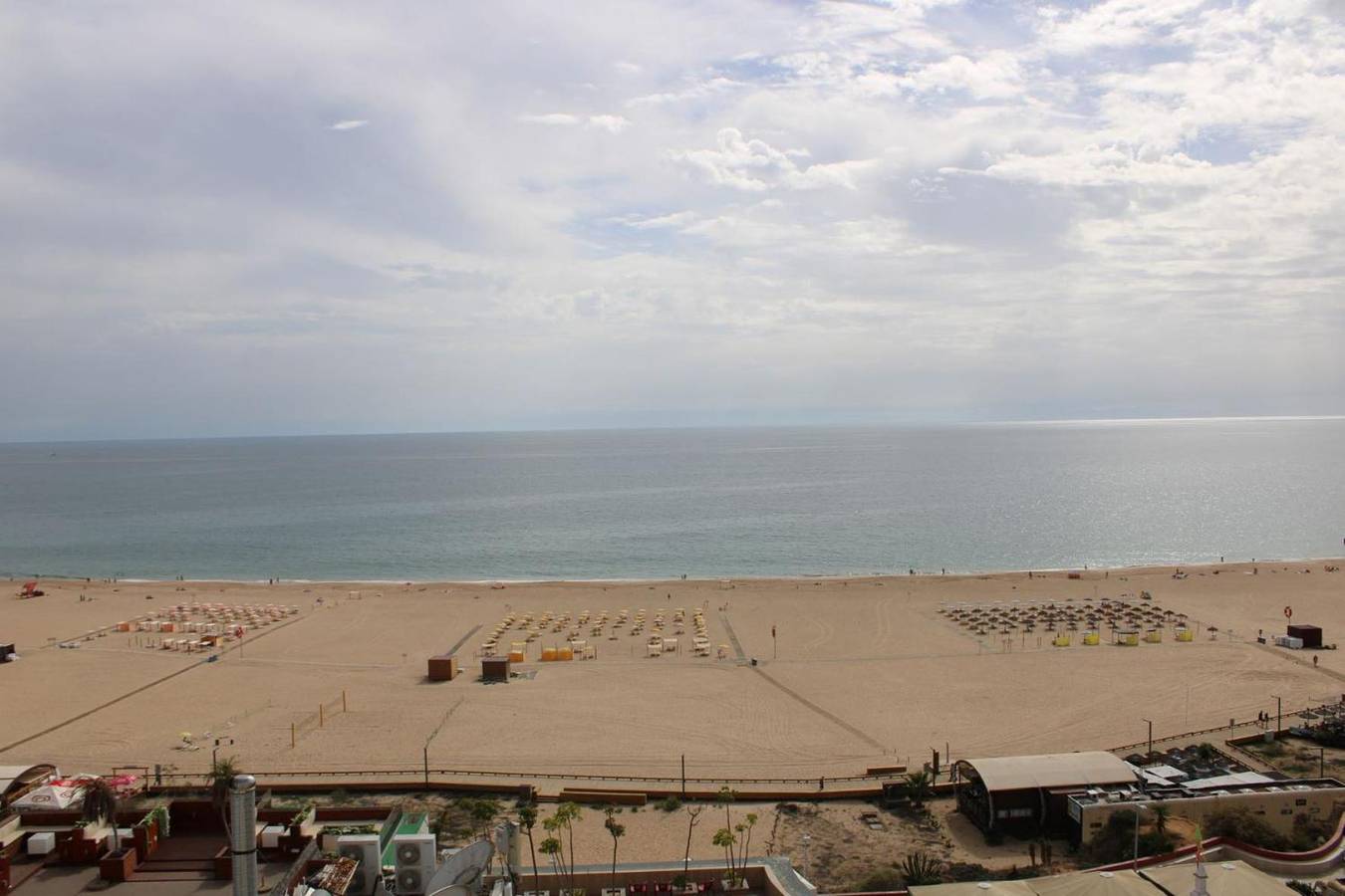 Ganze Wohnung, Ferienwohnung 'Alberto' mit Meerblick, Wi-Fi und Klimaanlage in Praia da Rocha, Portimão