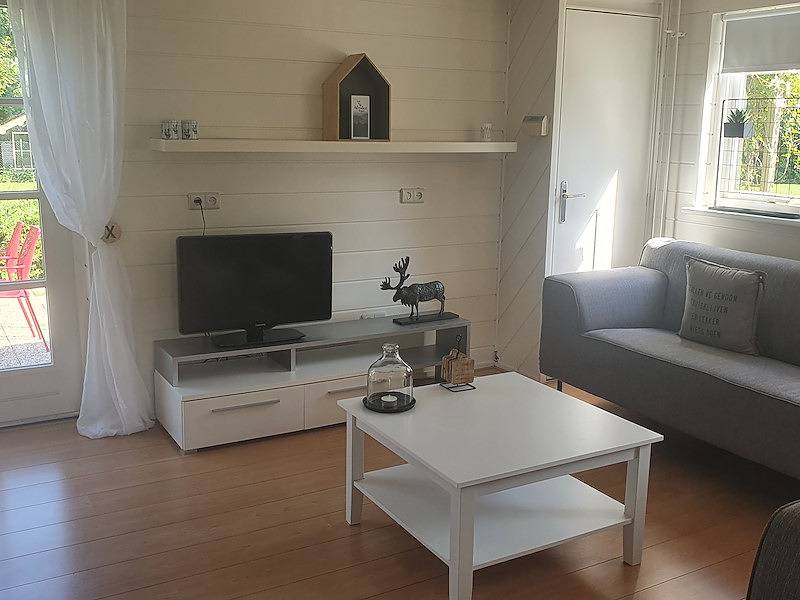 Vakantiefriesland — Vakantiehuis Nes met groot grasveld in Nationaal Park De Alde Feanen