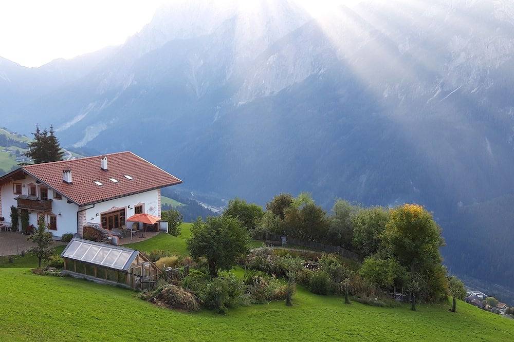 Ganze Wohnung, Wohnung mit tollem Dolomiten Bergblick; ruhige Höhenlage; Naturgarten; Sauna; in Villgratner Berge, Assling