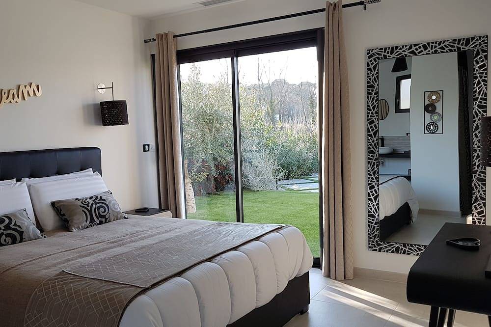 El contemporáneo Beau Soleil te seducirá por su elegancia y su entorno. in Saint-Julien-de-Peyrolas, Region de Nimes