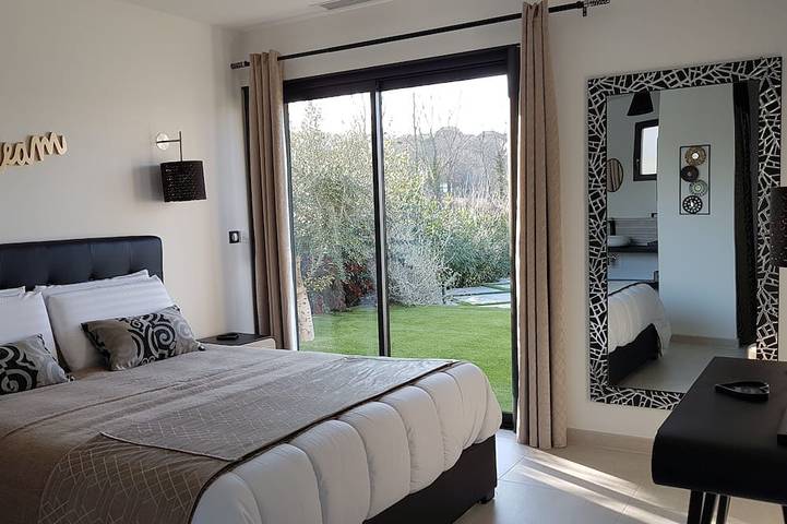 Location de vacances pour 8 personnes, avec terrasse et jardin à Saint-Julien-de-Peyrolas - 2