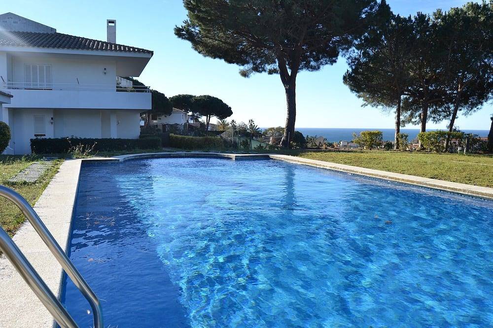 Twin villas with large pool and sea views near Barcelona. Free wifi, a / c in Sant Pol de Mar, Costa del Maresme