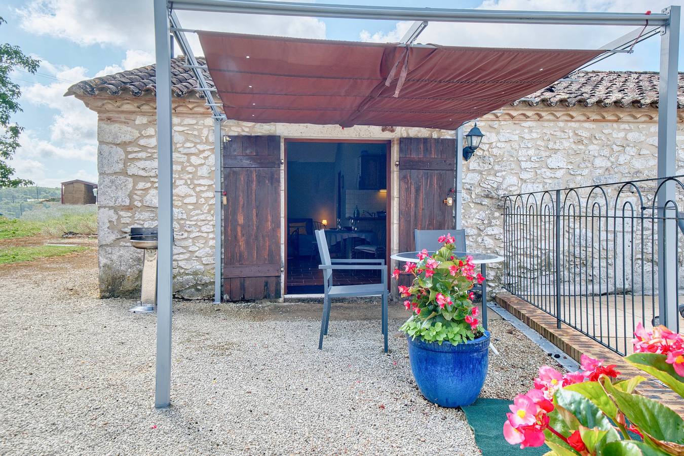 Hel studio-lejlighed, Le Nid – Charming Studio with Shared Pool and Panoramic View of the Dordogne in Razac-d'Eymet, Périgord Pourpre