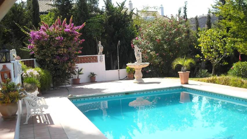 Chalet para 6 personas, con jardín y piscina además de terraza y sauna, Se admiten mascotas en Manilva