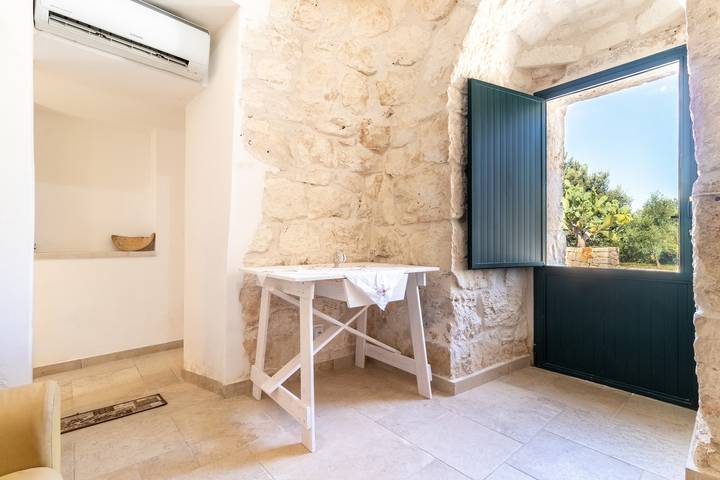 Villa Carsica con terrazza e Wi-Fi, adatta agli animali domestici in Ceglie Messapica, Salento