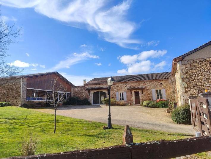 Location de vacances pour 8 personnes, avec Balcon et Terrasse ainsi que Jardin et Piscine à Salles (Lot-et-Garonne)
