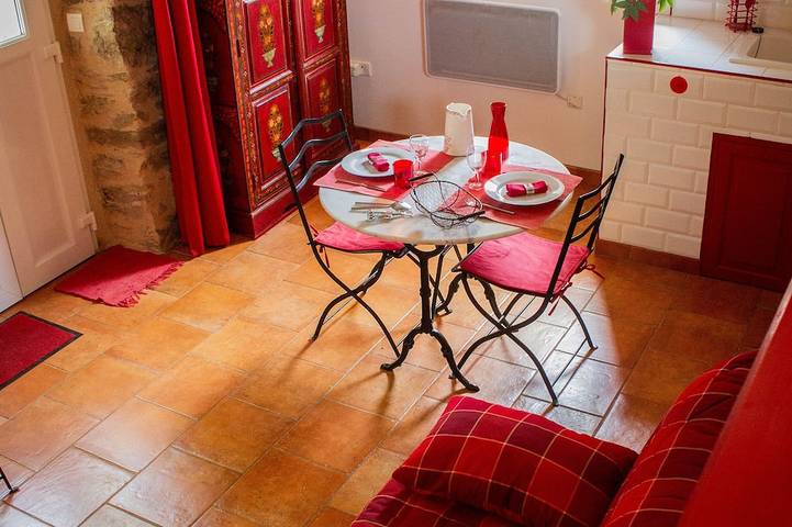 Gîte pour 2 personnes, avec jardin ainsi que jacuzzi et terrasse à Mont-Roc - 4