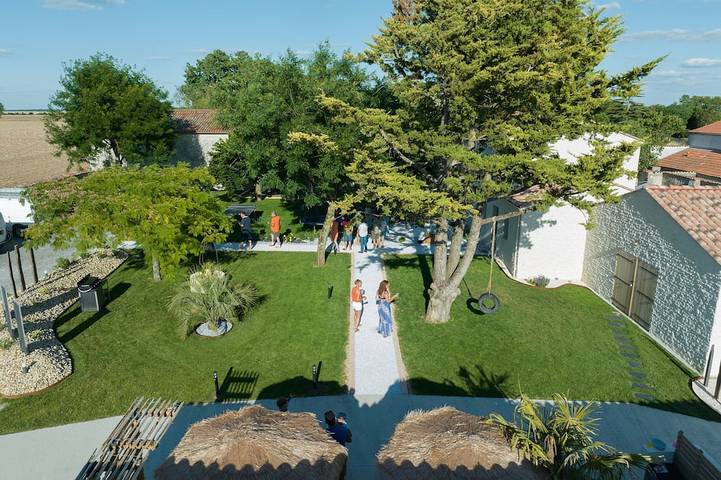 Location de vacances pour 24 personnes, avec terrasse et jardin à La Jarrie