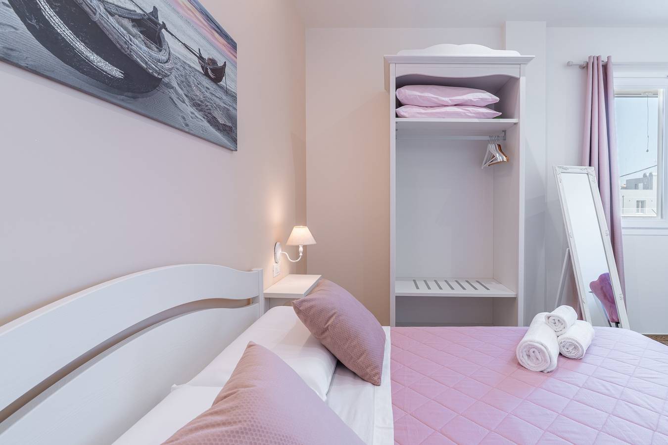 Camera 'Beb della Stazione - Rosa' con terrazza in comune, Wi-Fi e aria condizionata in Pachino, Siracusa e dintorni