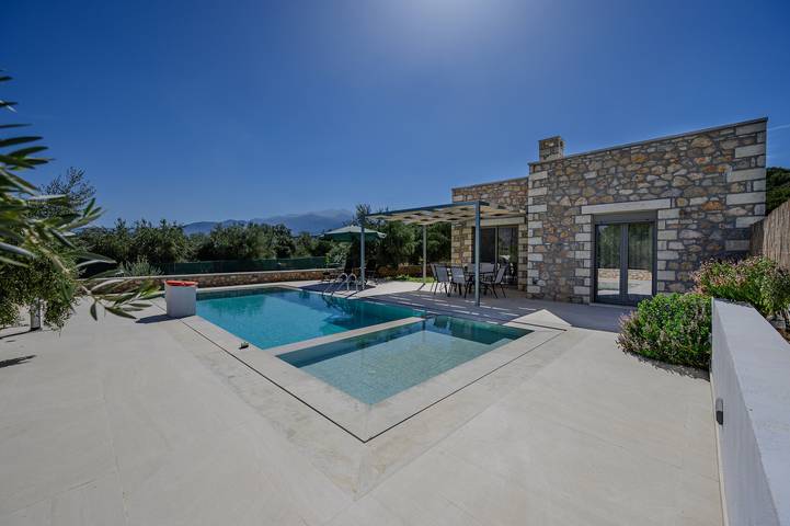 Villa for 4 people, with Balcony and Hot tub as well as Terrace and Garden in Crete